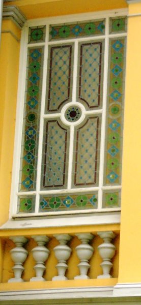 Herrliche Glasmalerei an einem Fenster der Villa Albertina.