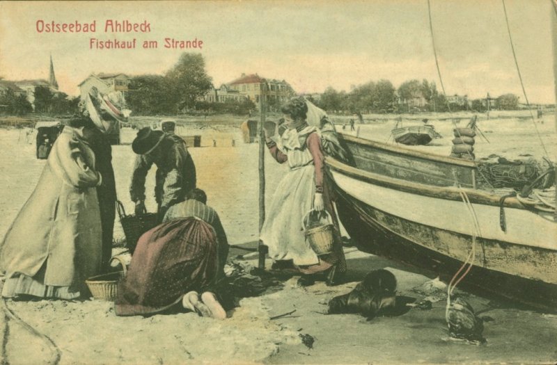 Die Hausmädchen beim Fischkauf am Strand.