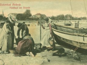 Die Hausmädchen beim Fischkauf am Strand.